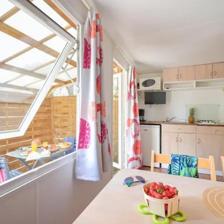 Lyxtält Zecamping 3 Etoiles Familial Toboggans Locatif 16M2 4 Pers Sussargues