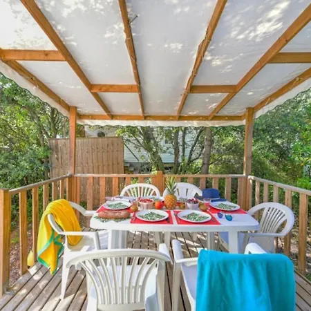 Zecamping 3 Etoiles Familial Toboggans Locatif 16M2 4 Pers Luxury tent Sussargues