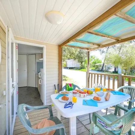 Zecamping 3 Etoiles Familial Toboggans Locatif 16M2 4 Pers Luxury tent Sussargues