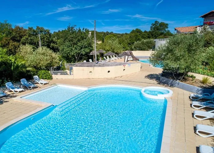 Zecamping 3 Familial Dog Friendly Piscine Et Soirees Animees 3*