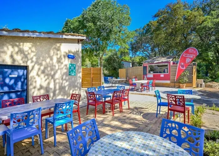 Zecamping 3 Familial Dog Friendly Piscine Et Soirees Animees 3*