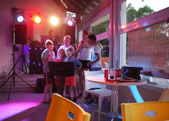 Zecamping 3 Familial Dog Friendly Piscine Et Soirees Animees Camping Sussargues